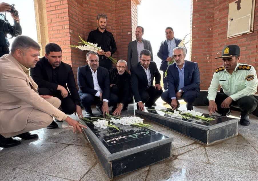 ادای احترام سرپرست معاونت سیاسی و اجتماعی استانداری آذربایجانغربی به مقام شامخ شهدای شهرستان چالدران