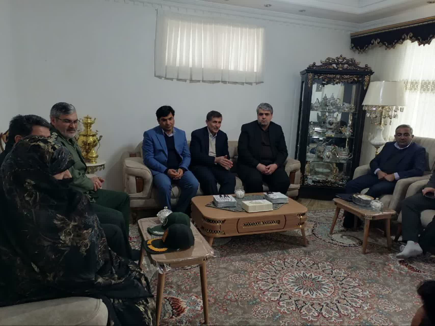 دیدار معاون توسعه مدیریت و منابع استاندار آذربایجان‌غربی با خانواده معزز شهید عباسی