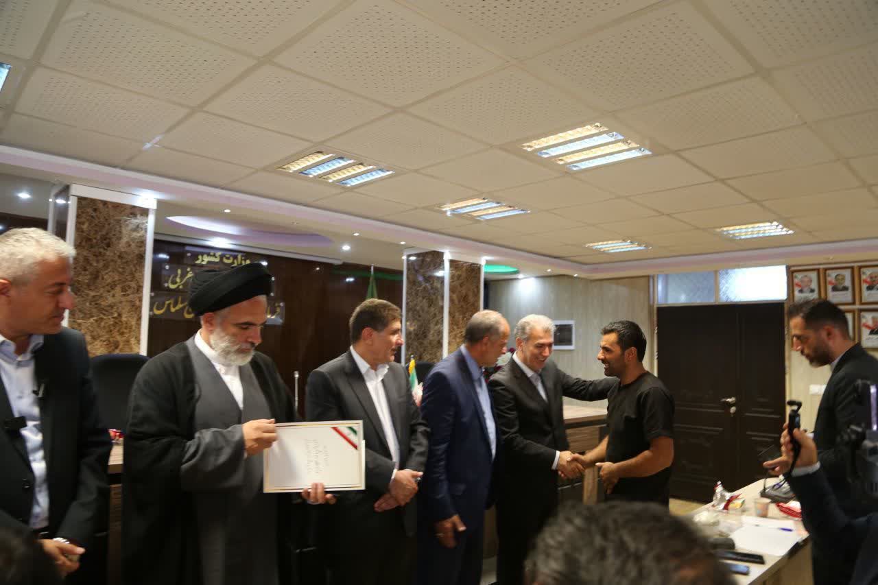 تحویل قرارداد واگذاری زمین به 243 متقاضی نهضت ملی مسکن در سلماس