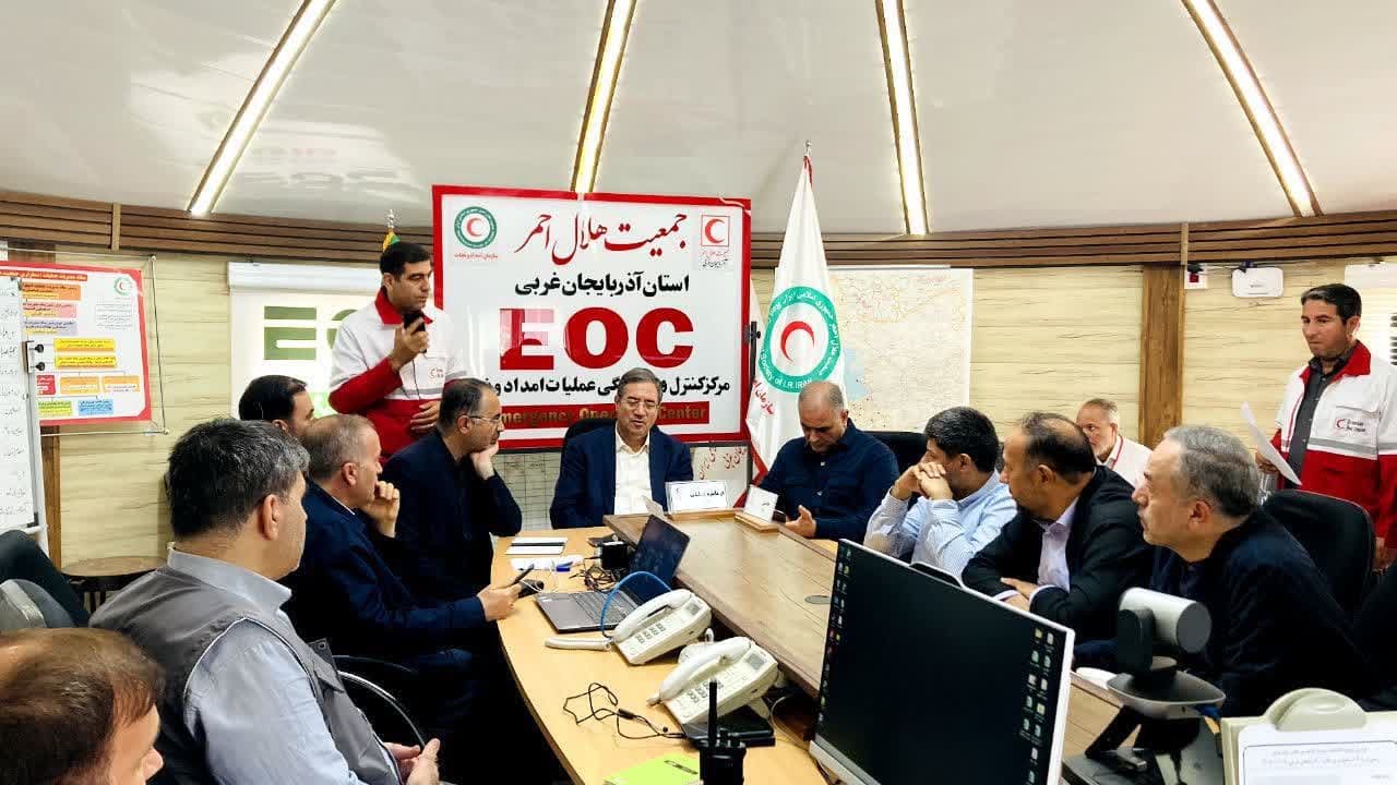 حضور استاندار آذربایجان‌غربی در مرکز کنترل و هماهنگى عملیات جمعیت هلال‌احمر استان + تصاویر