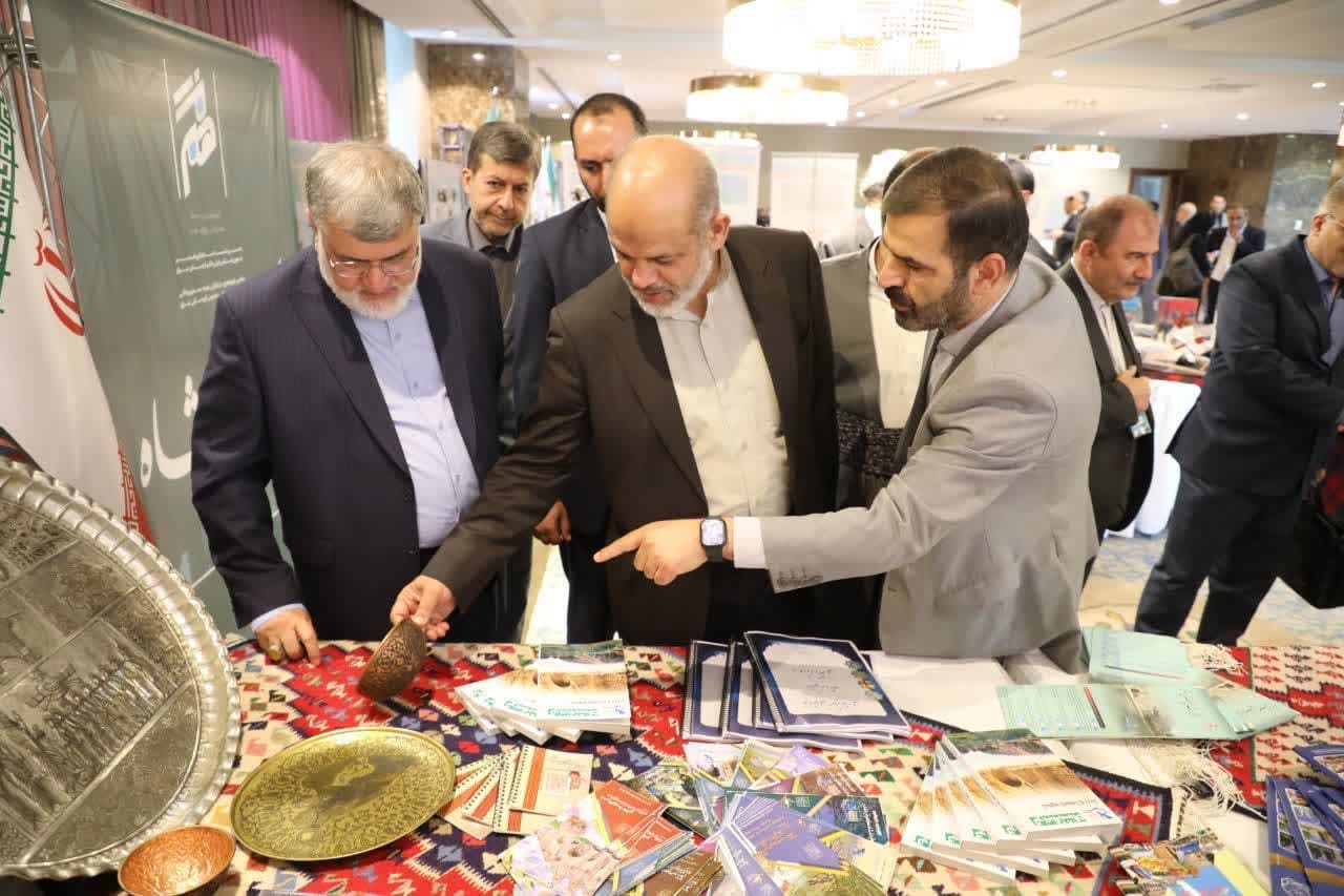 بازدید وزیر کشور از غرفه‌های صنایع‌دستی استان‌های شمال غرب کشور در ارومیه + تصاویر