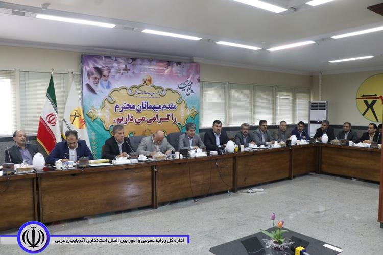 دست هر کسی را که قدمی برای توسعه استان بردارد می بوسیم