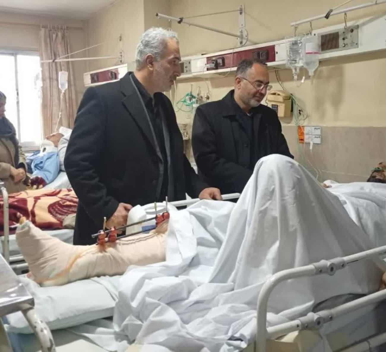 عیادت معاون سیاسی و اجتماعی استاندار آذربایجان‌غربی از مجروح جنگ رمضان