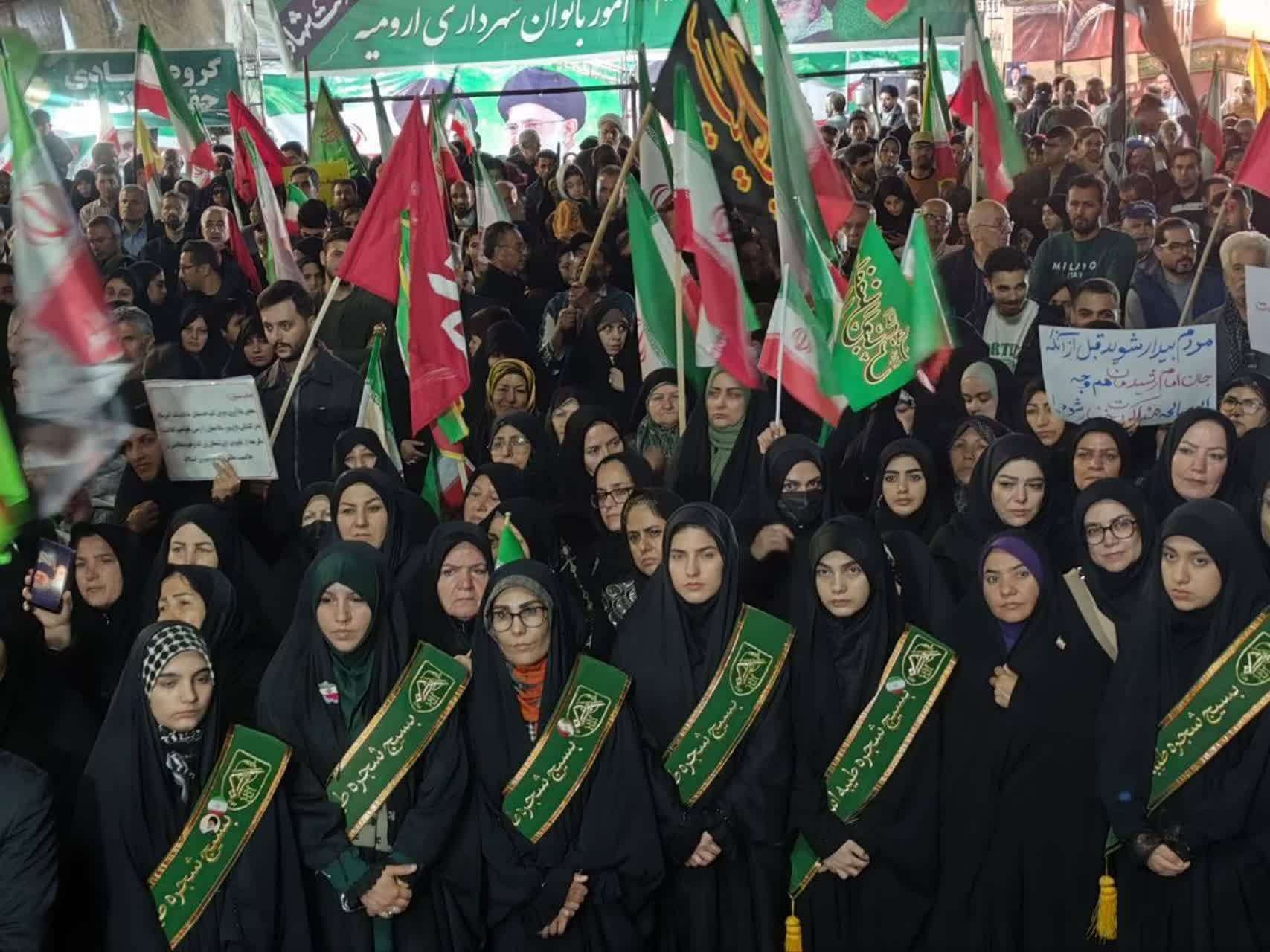 استمرار حضور گسترده مردم ارومیه در سنگر خیابان برای دفاع از ارزشهای ایران اسلامی + تصاویر