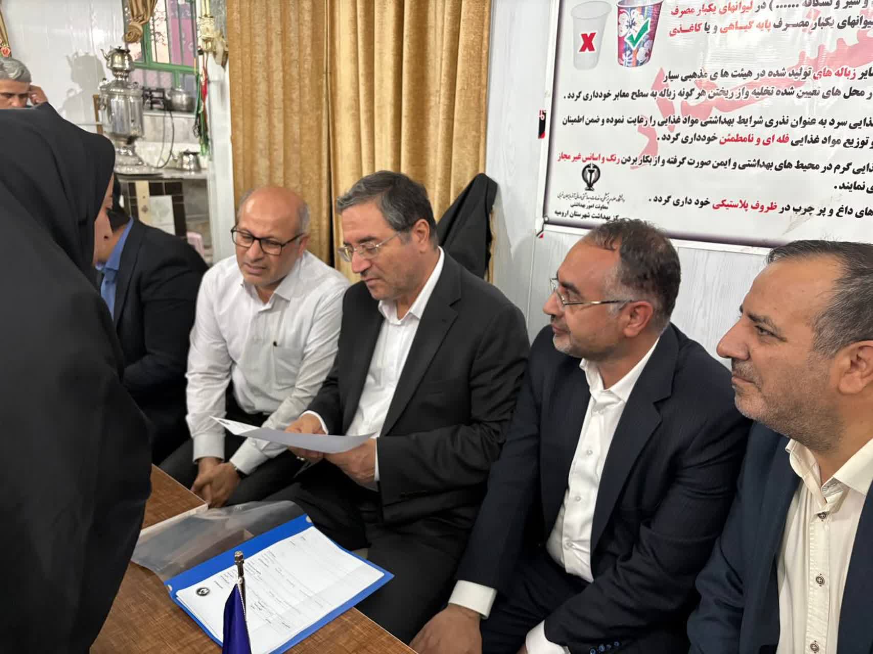 برگزاری میز خدمت محلهمحور بهمناسبت هفته دولت در ارومیه + تصاویر