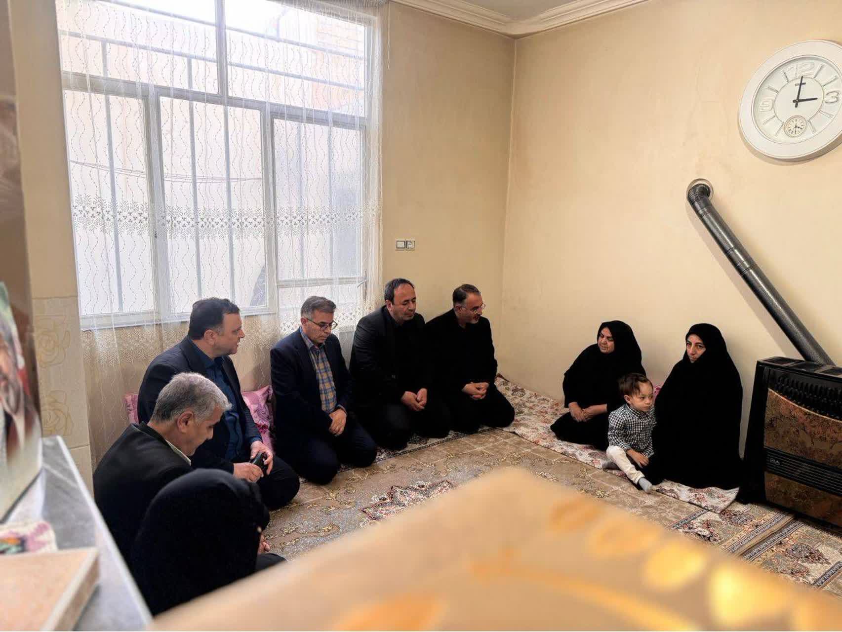 دیدار معاون سیاسی استاندار آذربایجان غربی با خانواده شهید نجفی از شهدای معزز کارگر جنگ رمضان