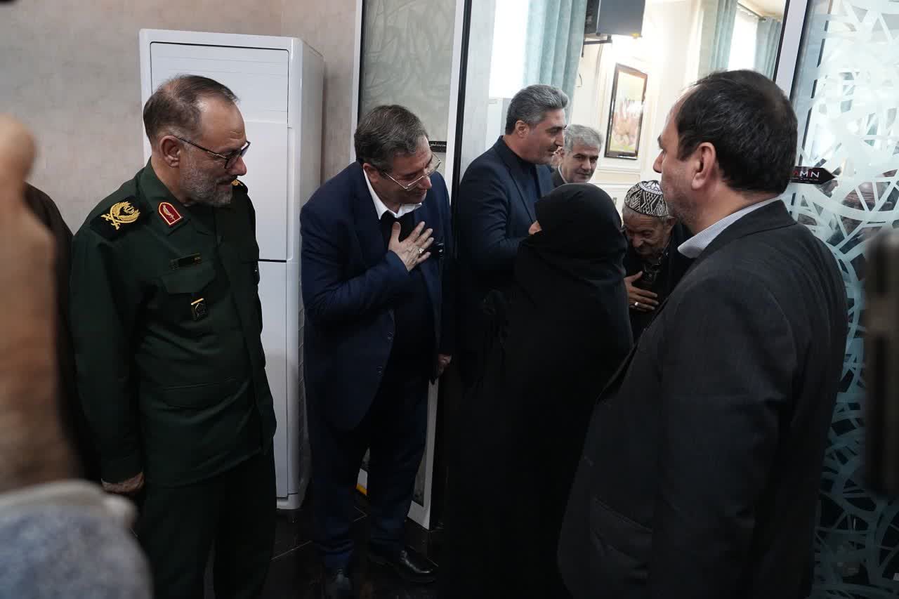 برگزاری نشست صمیمی استاندار آذربایجان‌غربی با خانواده‌های شهدا + تصاویر