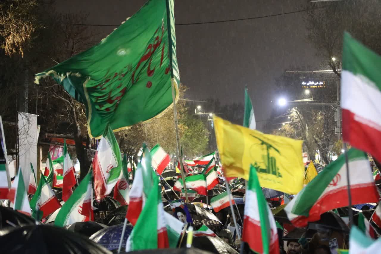 تجمع شبانه مردم ارومیه در ششمین روز از سال جدید زیر بارش باران + تصاویر