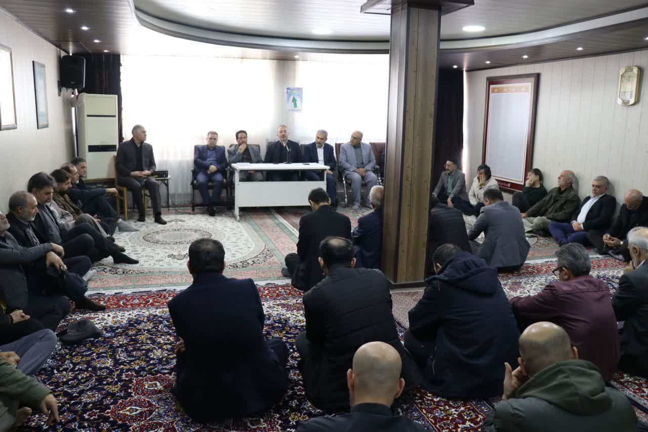 هنرمندان با خلق آثار هنری جلوه‌های جنگ تحمیلی و ایثار ملت را به نمایش گذارند