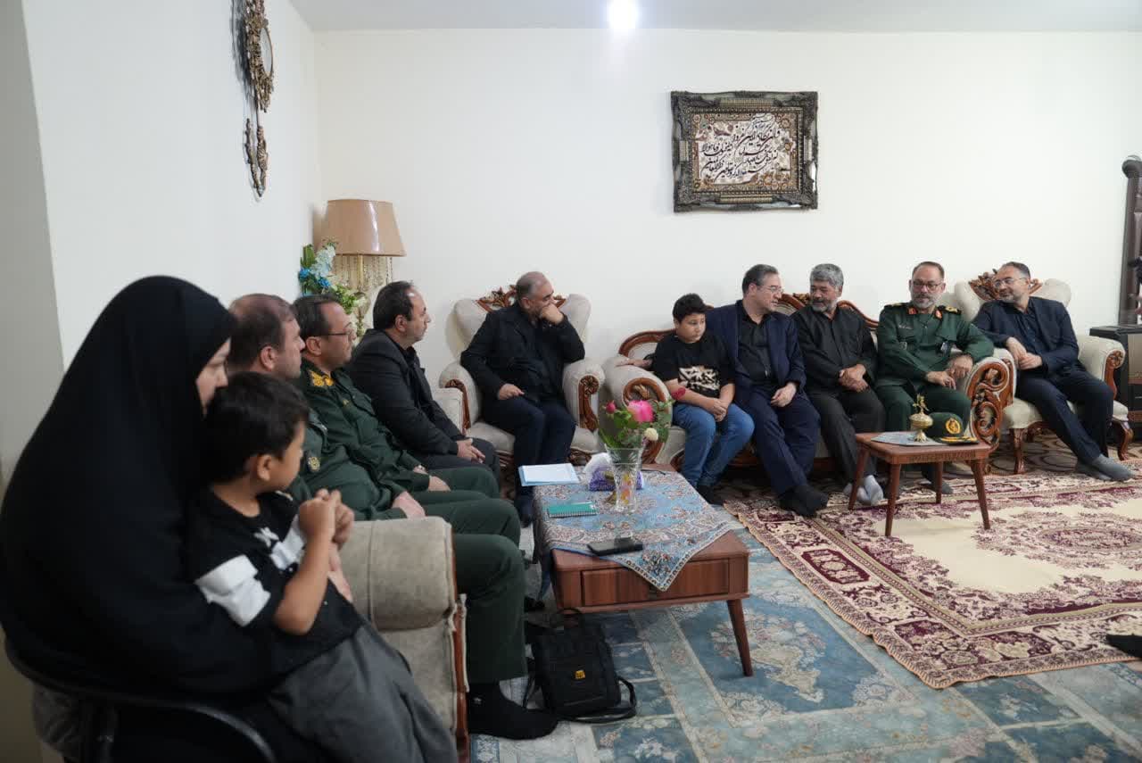 تکریم خانواده شهدای اقتدار ایران در ارومیه + تصاویر
