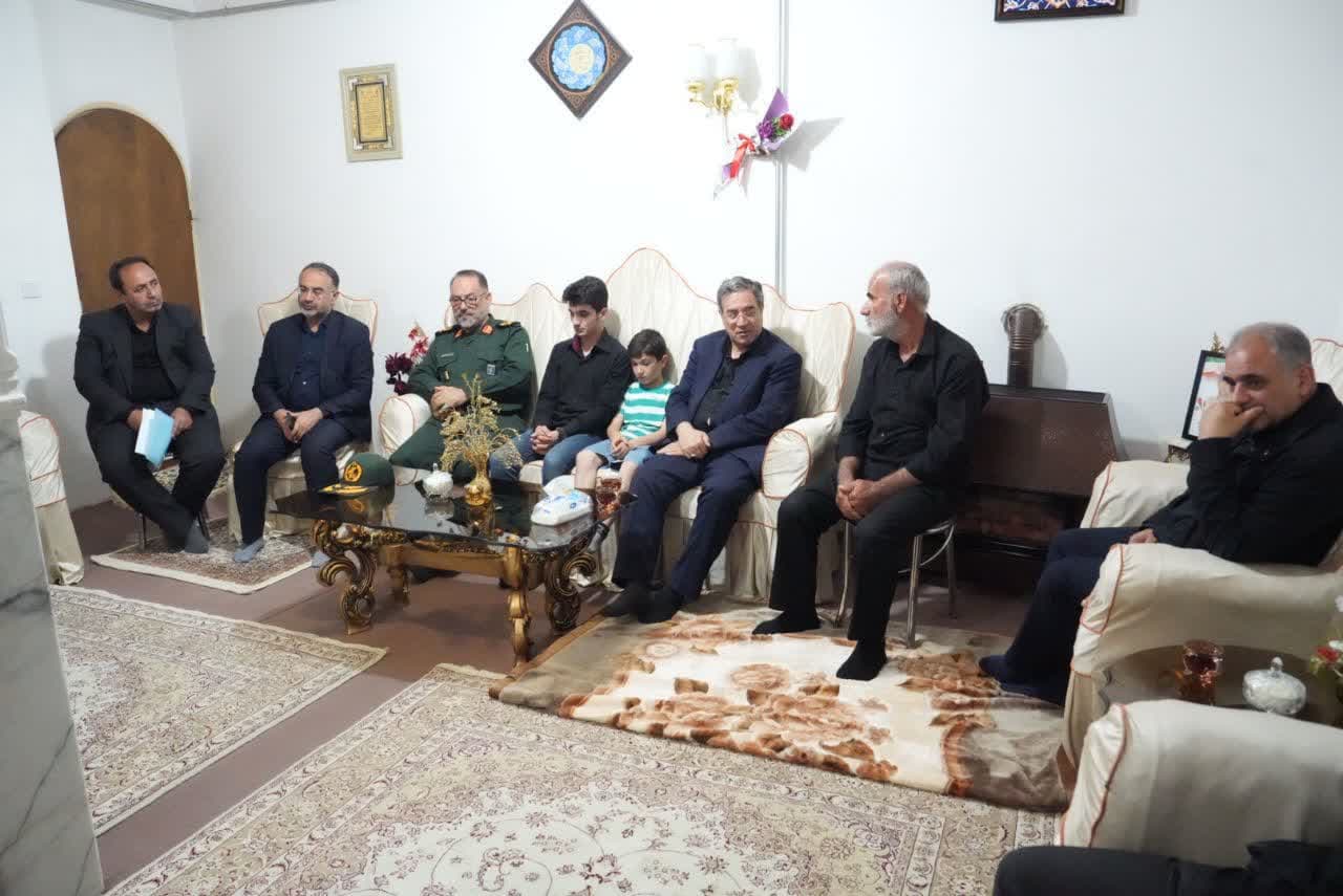 تکریم خانواده شهدای اقتدار ایران در ارومیه + تصاویر