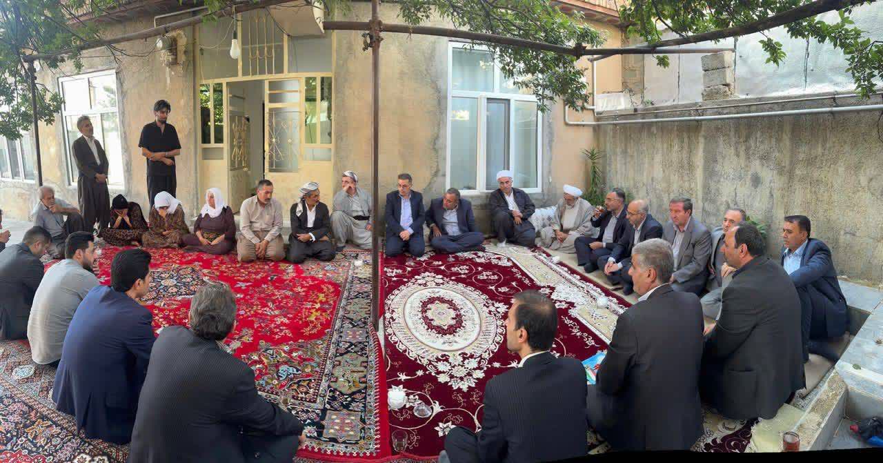 دیدار معاونین استاندار آذربایجانغربی با خانواده شهید ماموستا محمد نزهتی