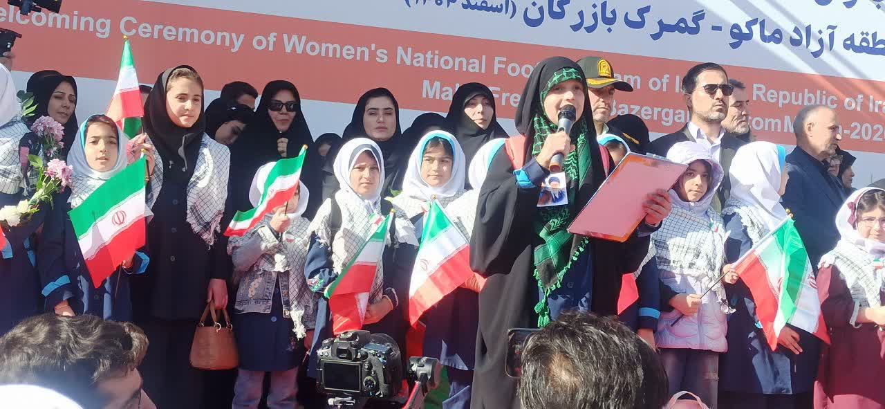 ورود کاروان تیم ملی فوتبال بانوان ایران به آذربایجان‌غربی + تصاویر