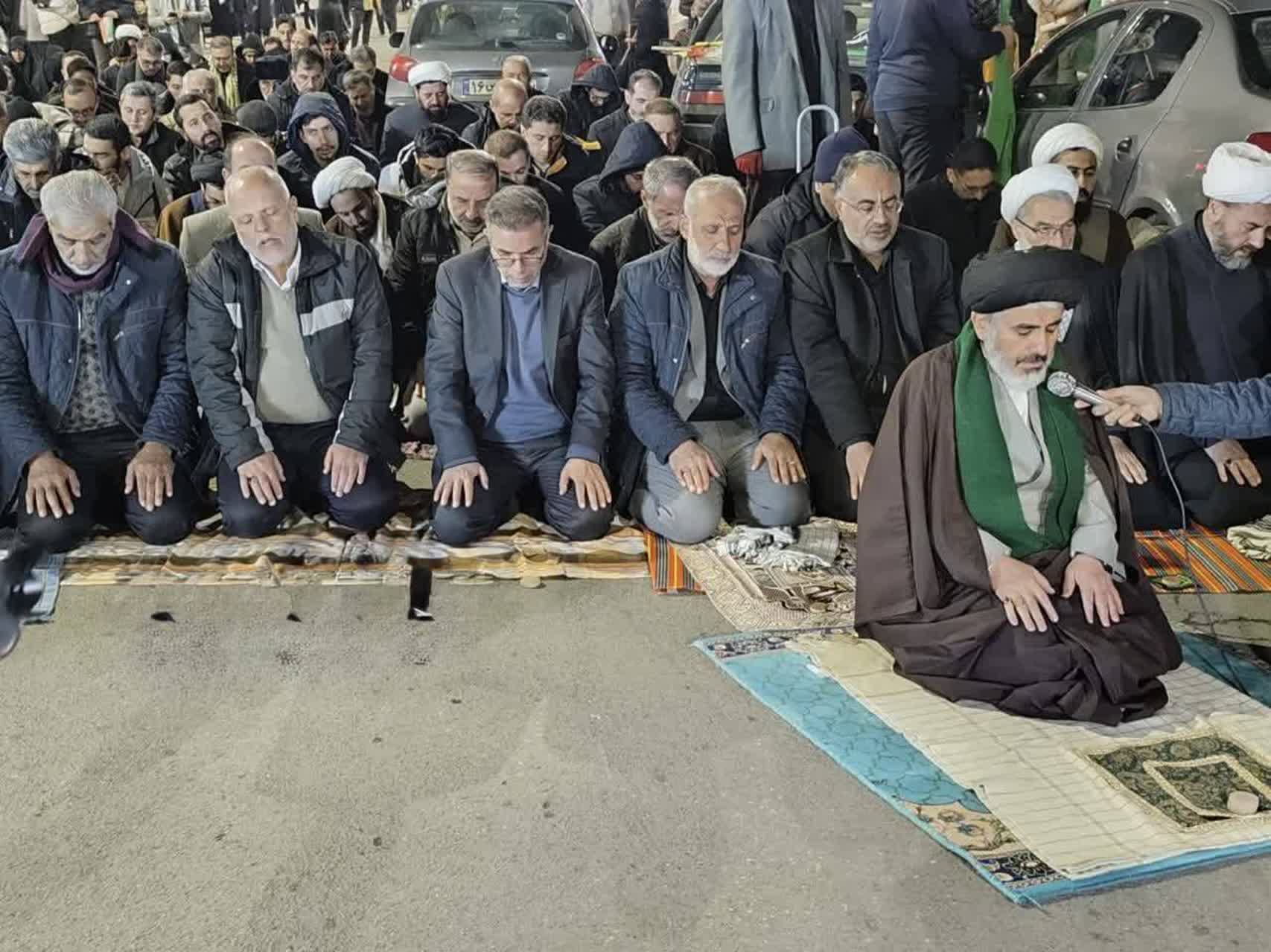 استمرار تجمع شبانه مردم ارومیه، اقامه نماز استغاثه توسط نمازگزاران باایمان + تصاویر