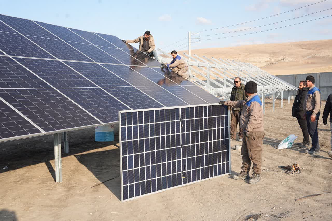 بازدید استاندار آذربایجان‌غربی از نیروگاه برق خورشیدی کارخانه سیمان کاوان بوکان + تصاویر