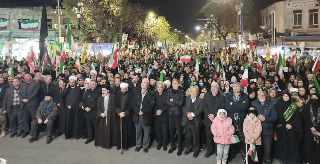 تداوم ایستادگی و مقاومت در اجتماع شبانه مردم ارومیه + تصاویر