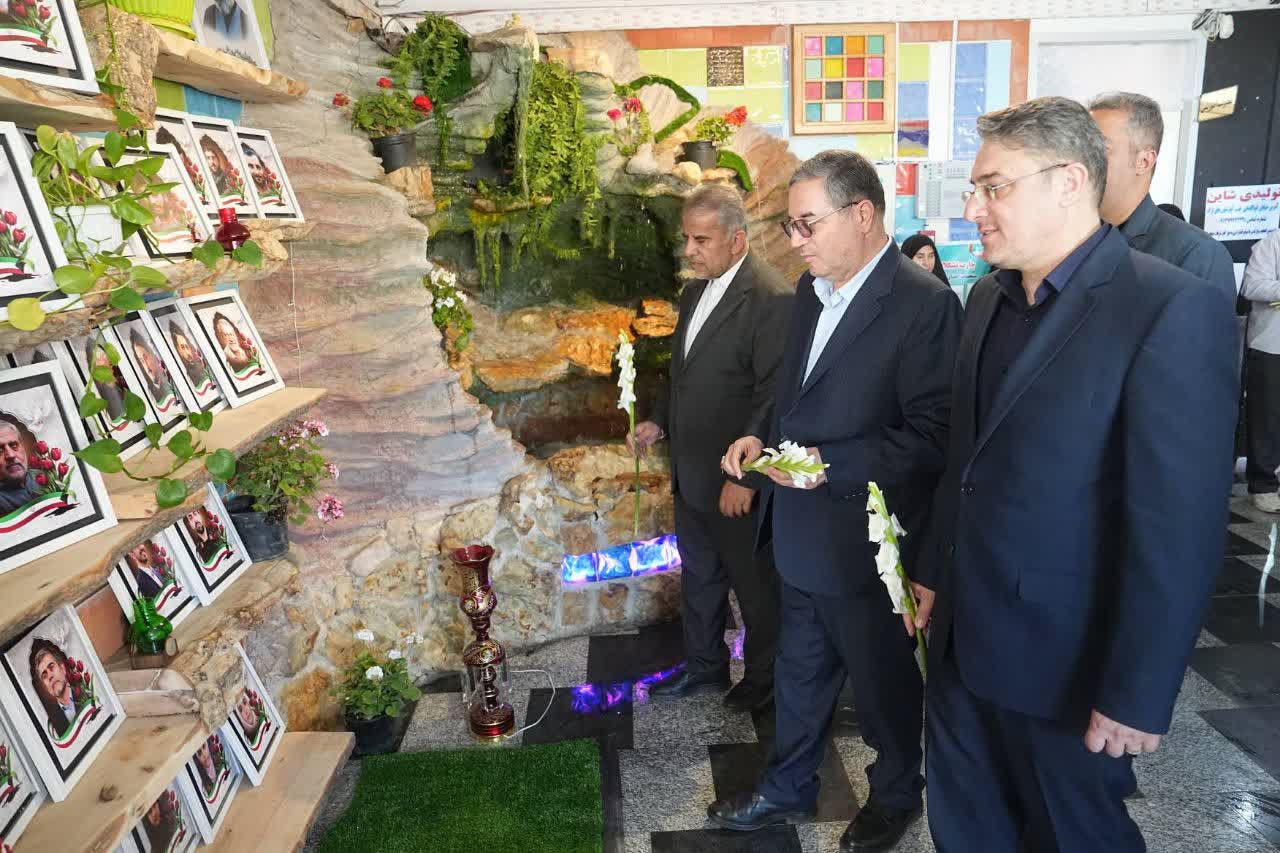زنگ مهر در آذربایجانغربی با گرامیداشت شهدای دانشآموز به صدا درآمد + تصاویر