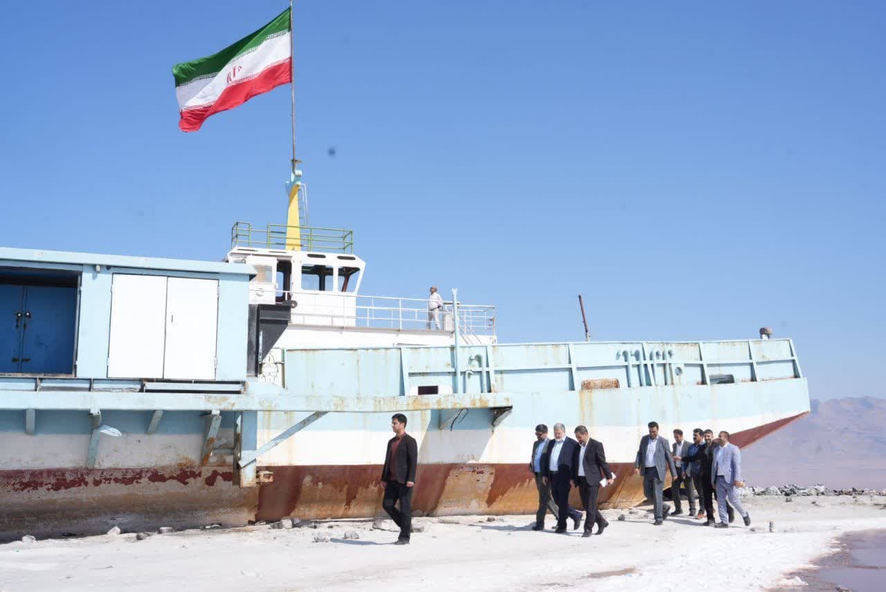 آلبوم تصویری / بازدید استاندار آذربایجانغربی و دبیر کارگروه ملی نجات دریاچه ارومیه از این دریاچه
