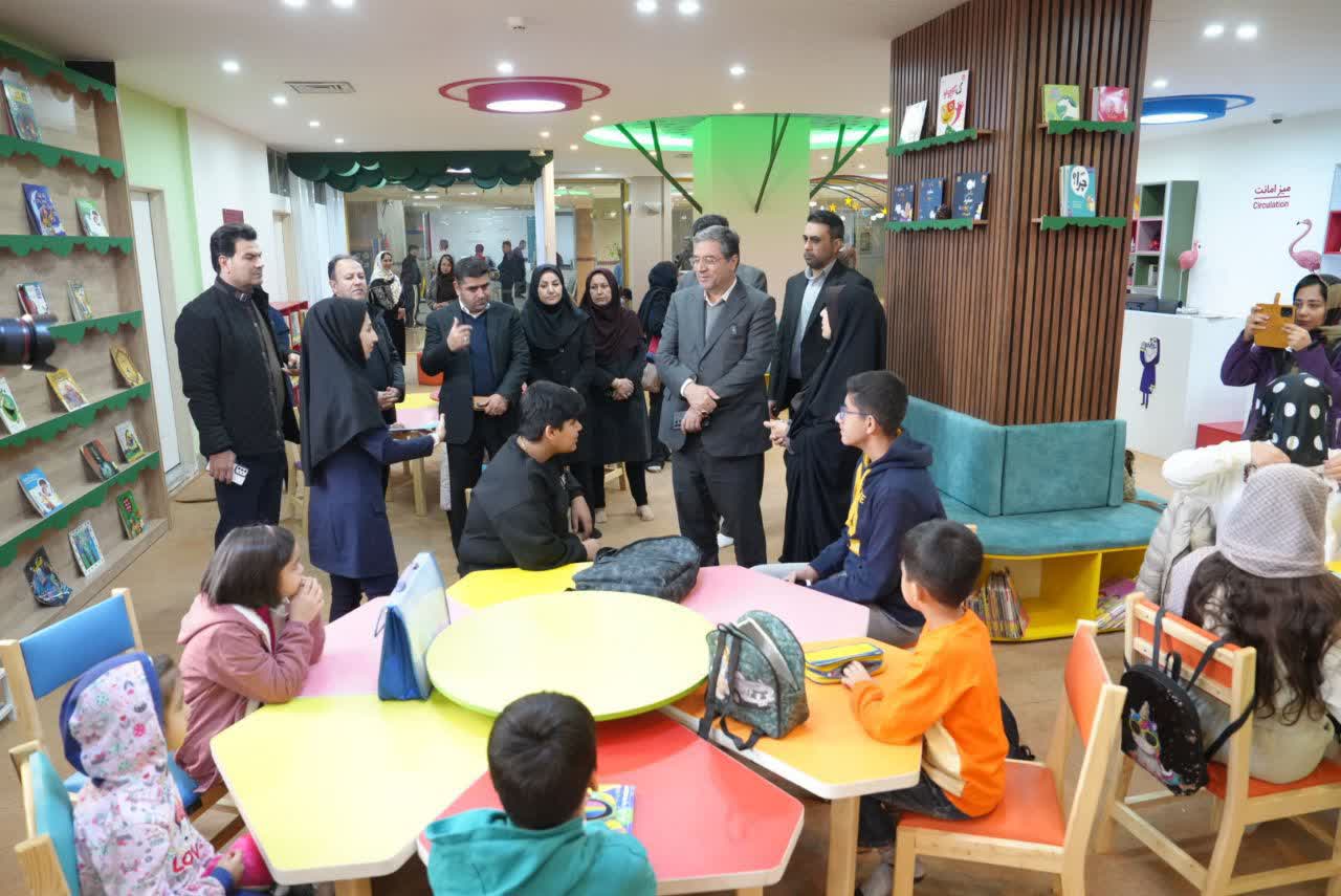 بازدید استاندار آذربایجانغربی از بخشهای مختلف کتابخانه مرکزی ارومیه + تصاویر