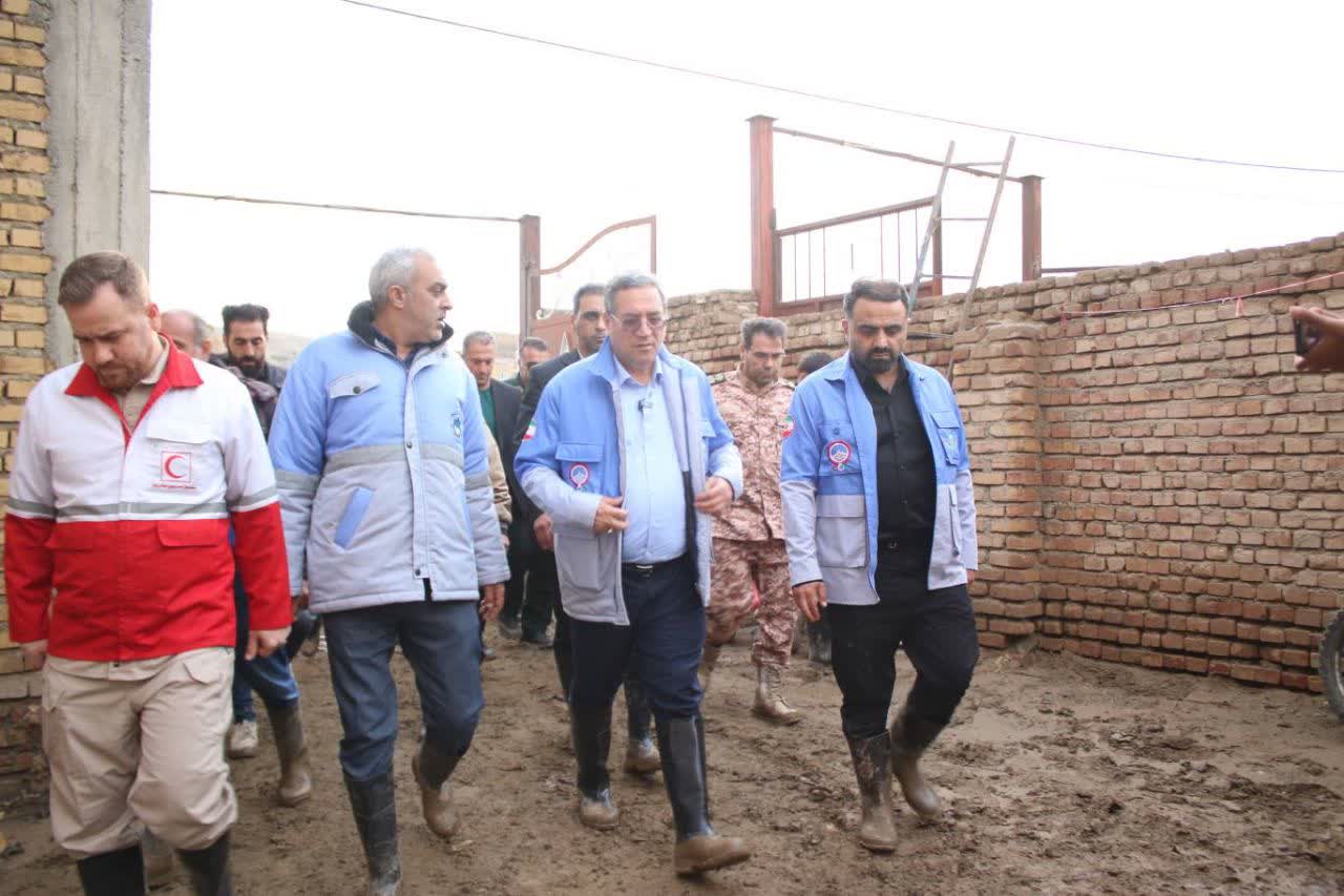 آلبوم تصویری / رحمانی از نزدیک پای درد دل روستاییان نشست