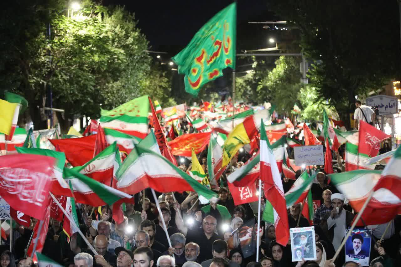 تداوم اجتماع دشمنستیز مردم ارومیه در خیابانها برای حفظ و تقویت همبستگی اجتماعی و تجدید پیمان با آرمانهای والای شهدا