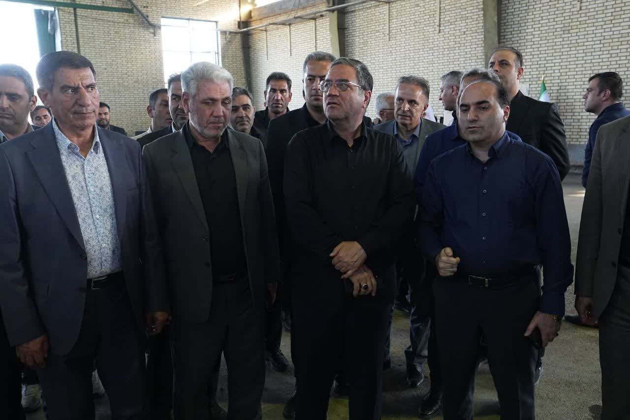 بازدید استاندار آذربایجانغربی از کارخانه تولید کامیونهای کشنده گازی نهنگ دیزل در ارومیه + تصاویر