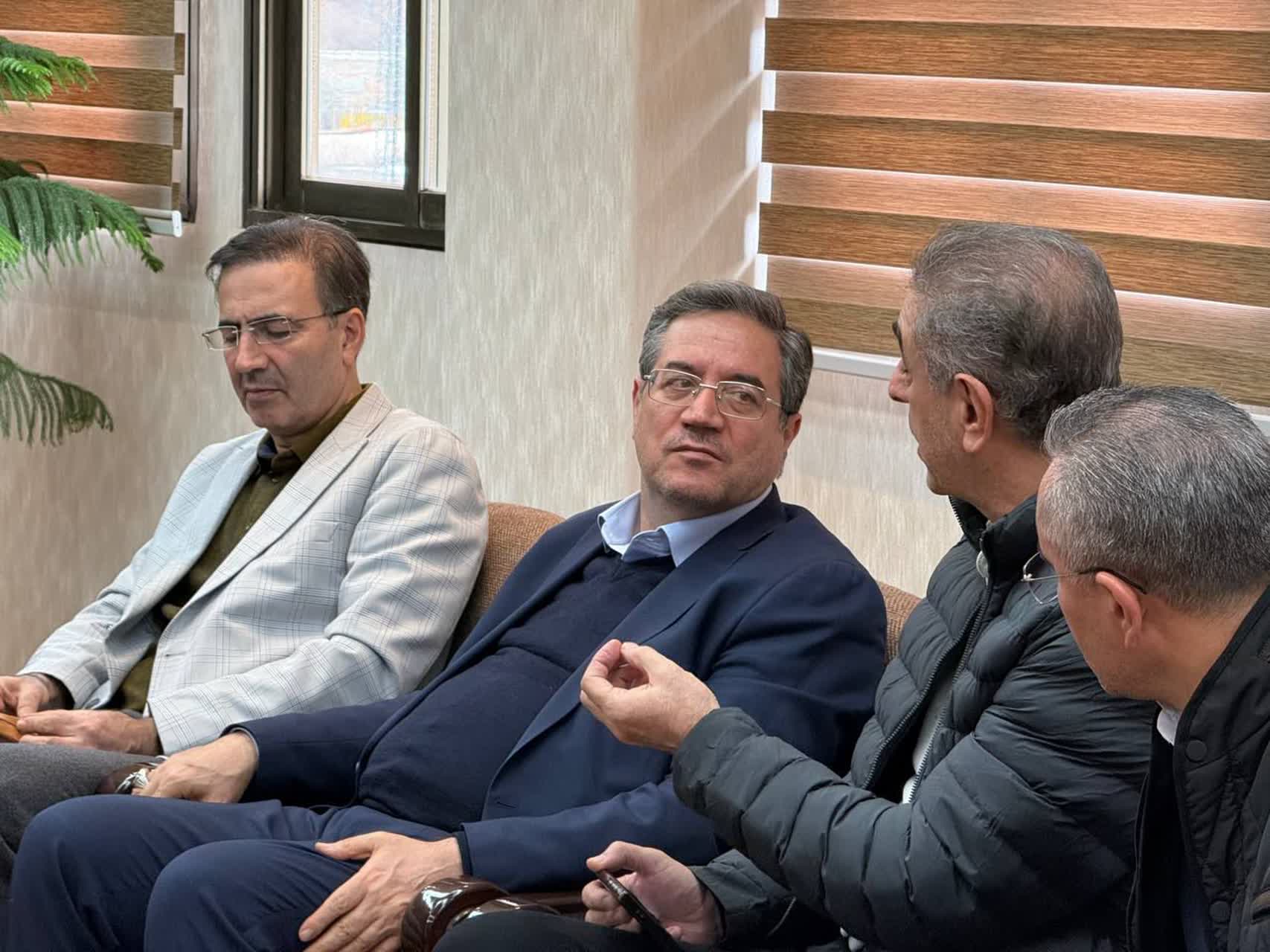 برگزاری نشست دبیر کارگروه ملی نجات دریاچه ارومیه با اساتید دانشگاهی در تبریز + تصاویر