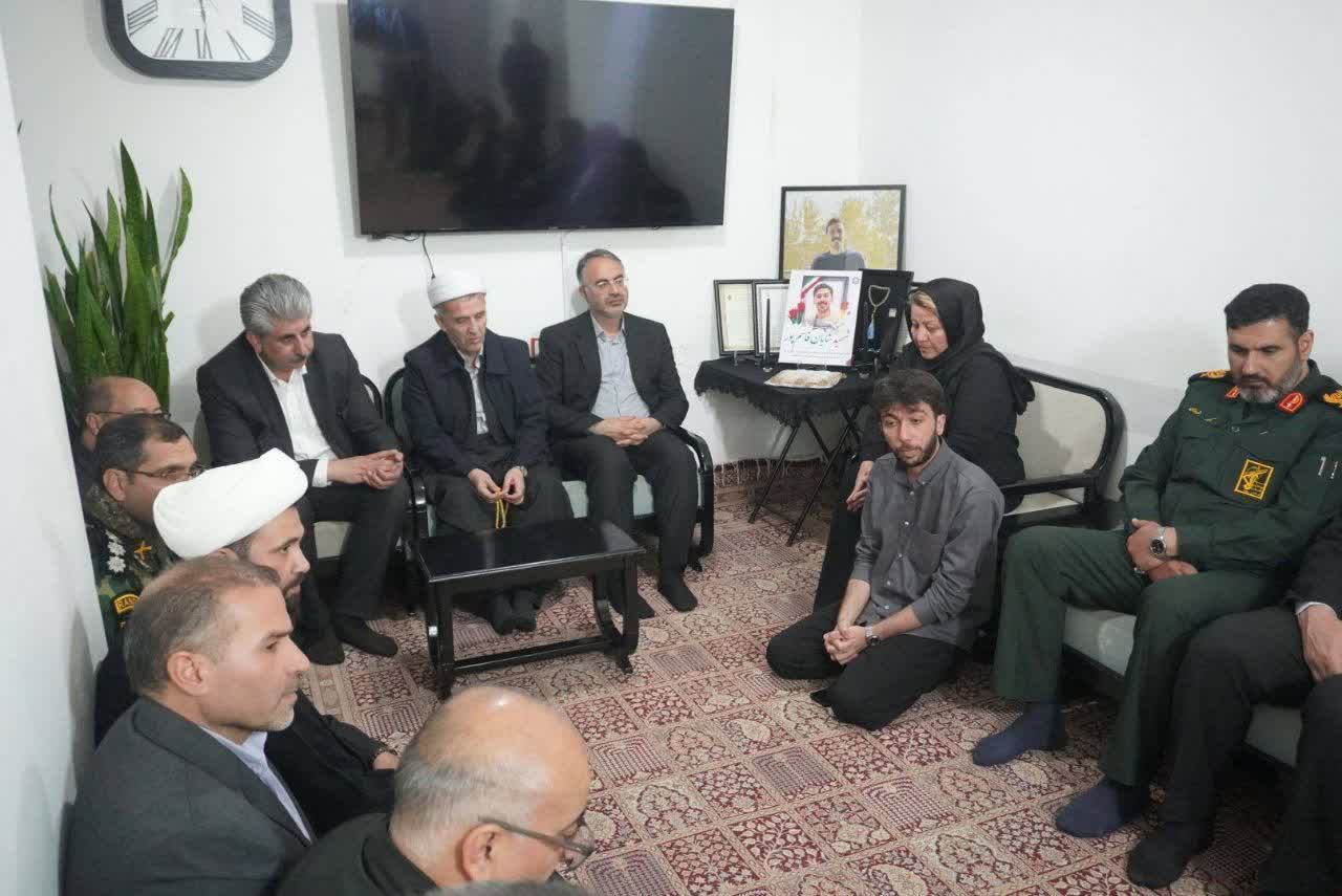 سفر معاون استاندار آذربایجان غربی به شهرستان مهاباد و دیدار با خانواده شهید قاسم پور