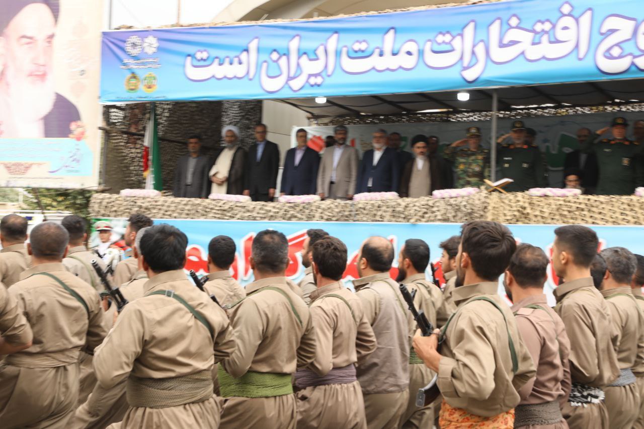 آلبوم تصویری / حضور استاندار آذربایجانغربی در مراسم رژه نیروهای مسلح استان در آغازین روز هفته دفاع مقدس