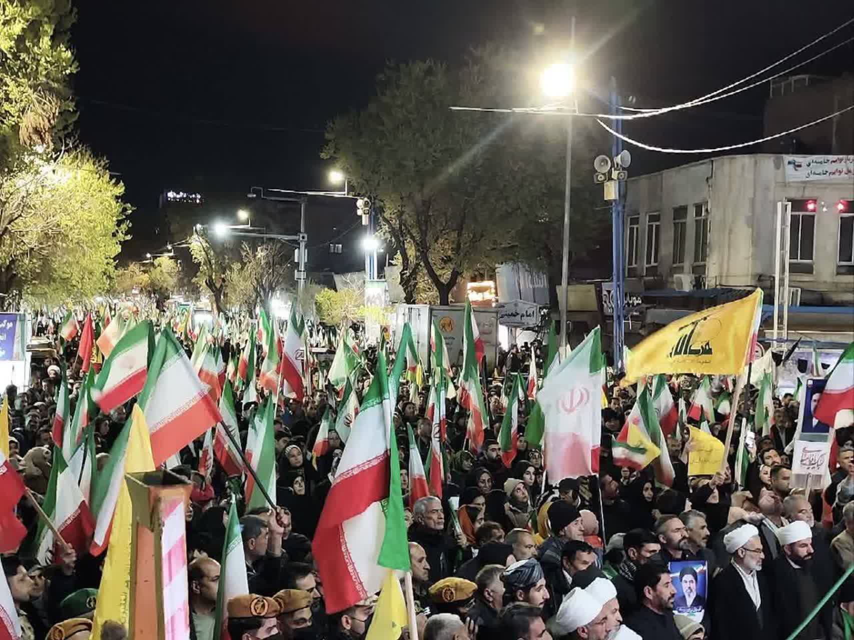 تداوم اجتماع شبانه مردم ارومیه؛ خیابان و میدان دو محور ایستادگی در شبهای تاریخی + تصاویر