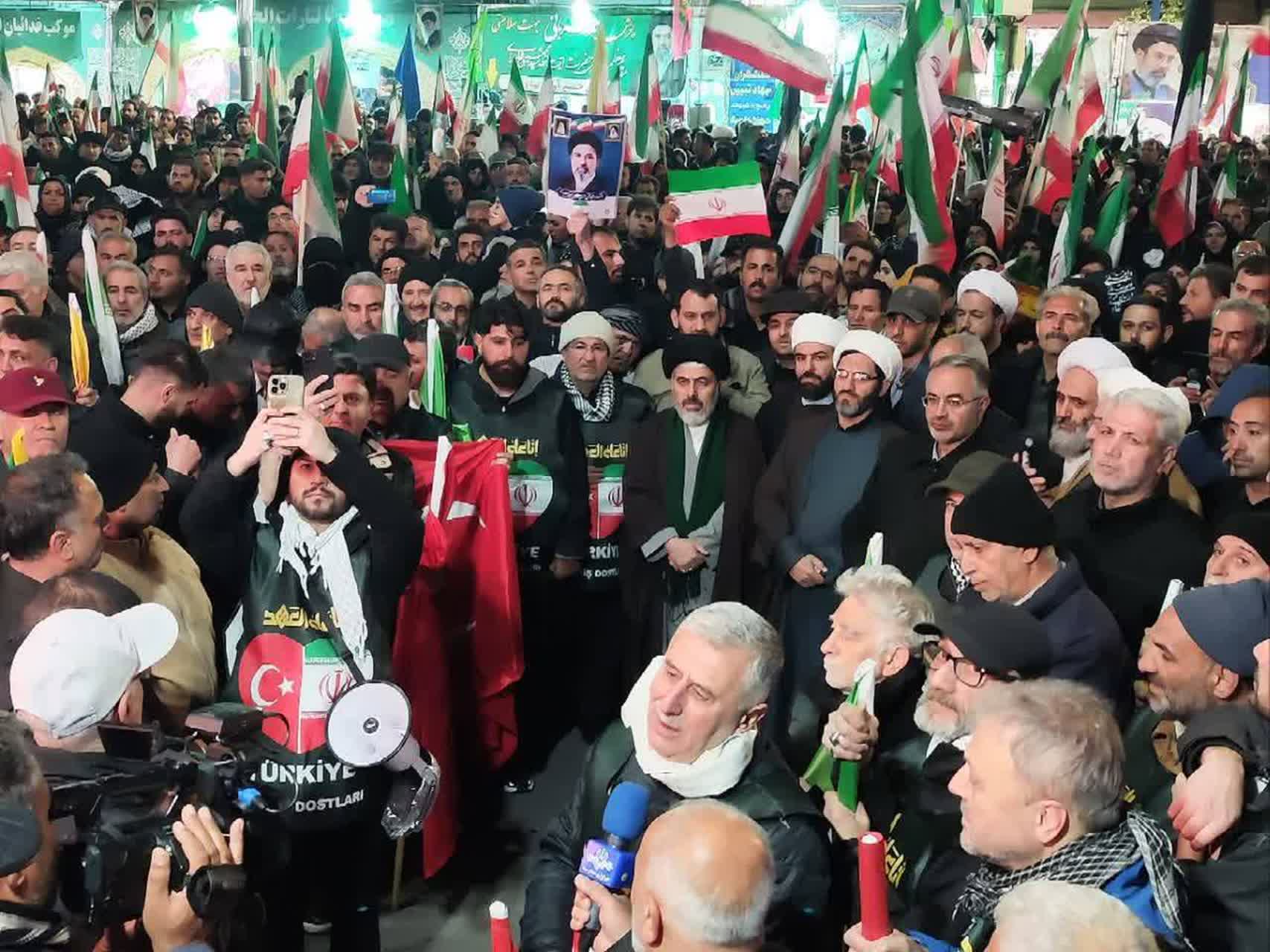 تداوم تجمع شبانه مردم ارومیه؛ سنگر خیابان در قراری دیگر همچنان پرشور و گسترده