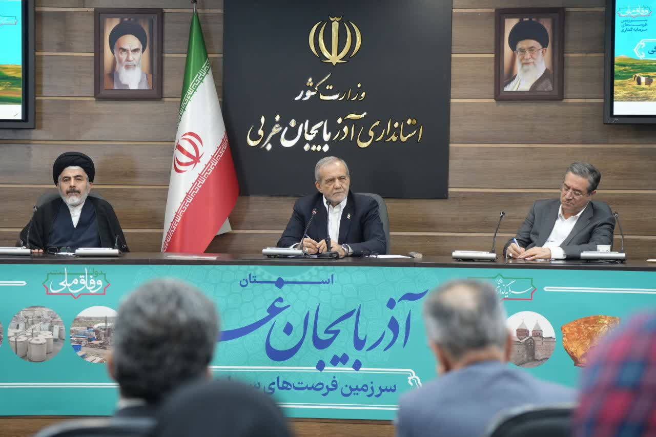 آلبوم تصویری / برگزاری نشست فرهیختگان و فعالان سیاسی، اجتماعی و فرهنگی آذربایجانغربی