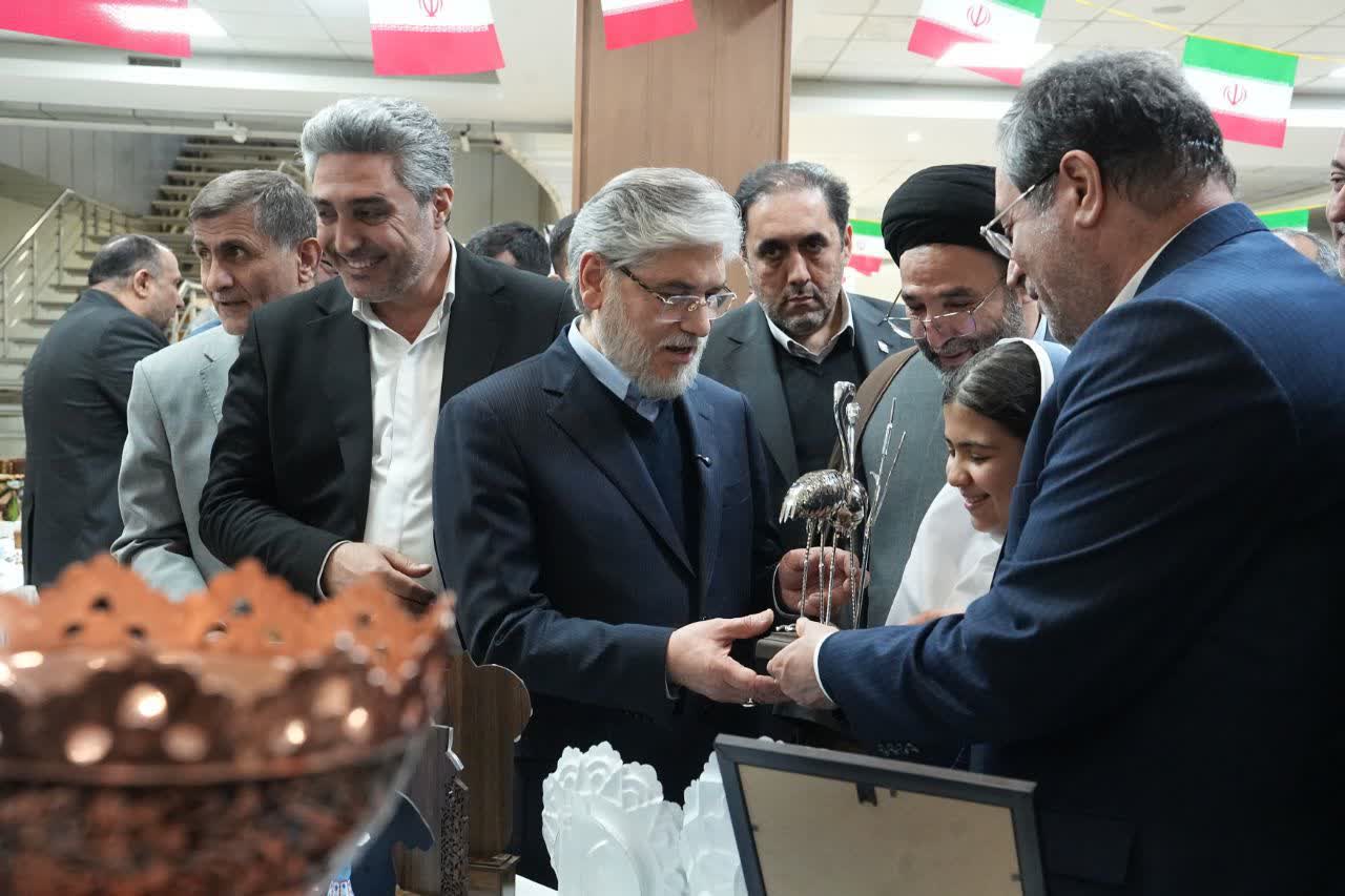 بازدید وزیر علوم و استاندار آذربایجان‌غربی از نمایشگاه صنایع‌دستی استان + تصاویر
