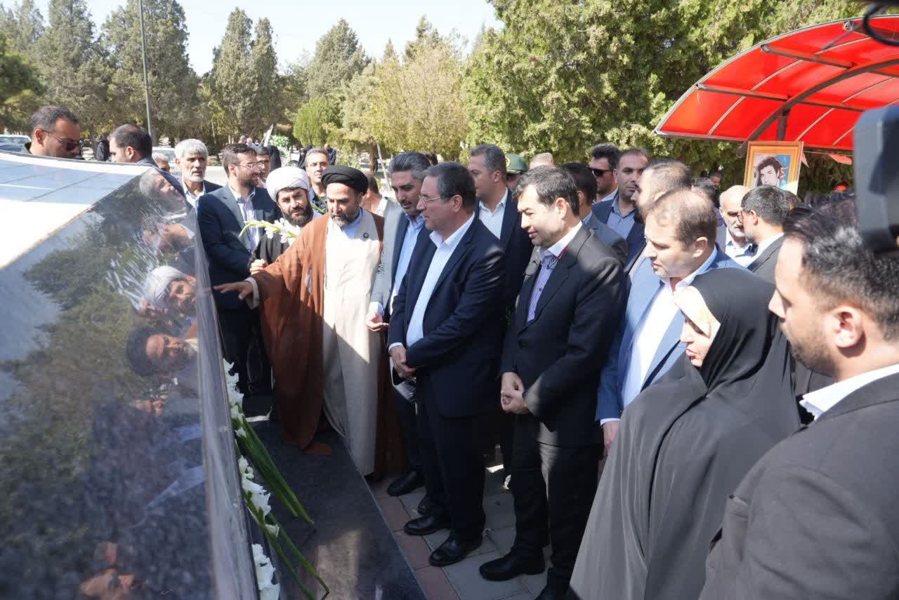 ادای احترام وزیر ورزش و جوانان و استاندار آذربایجانغربی به مقام شامخ شهدا + تصاویر