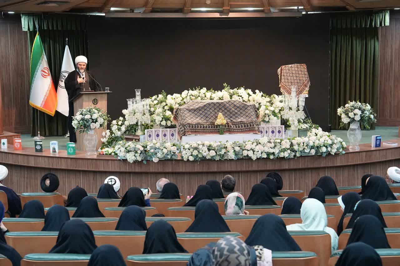 برگزاری آیین تبیین طرح زندگی با آیهها و رونمایی از 10 هزار جلد قرآن کریم در ارومیه + تصاویر