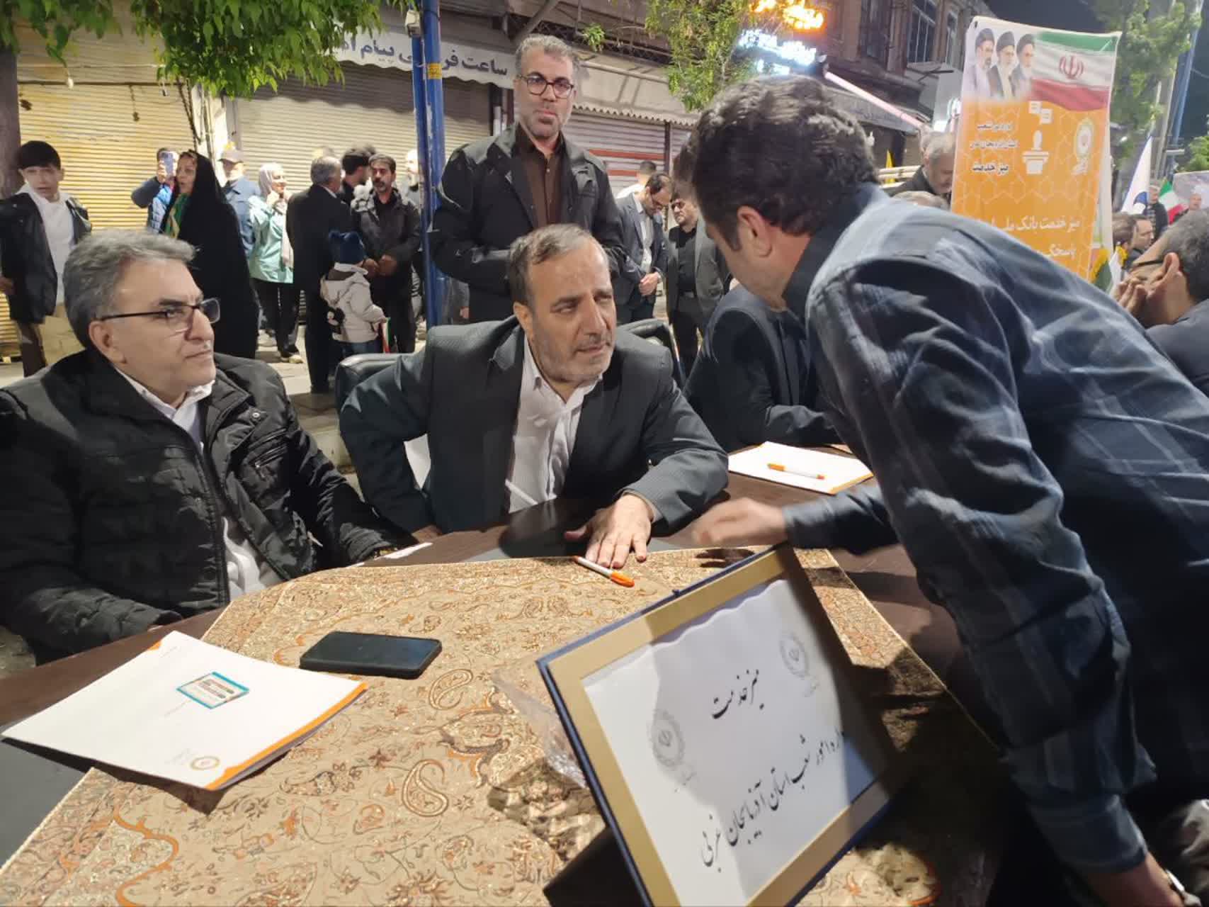 حضور مدیران اقتصادی و بانکی آذربایجانغربی در میز خدمت رزمگاههای شبانه ارومیه + تصاویر