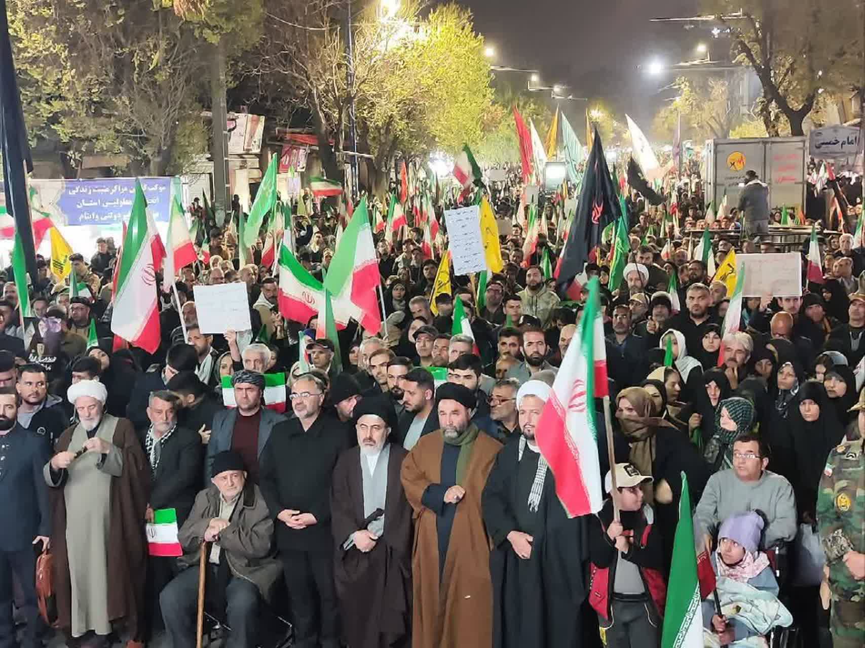 شبی دیگر از شبهای پرغرور و تاریخی ایران و استمرار و تدوام تجمع شبانه مردم ارومیه + تصاویر