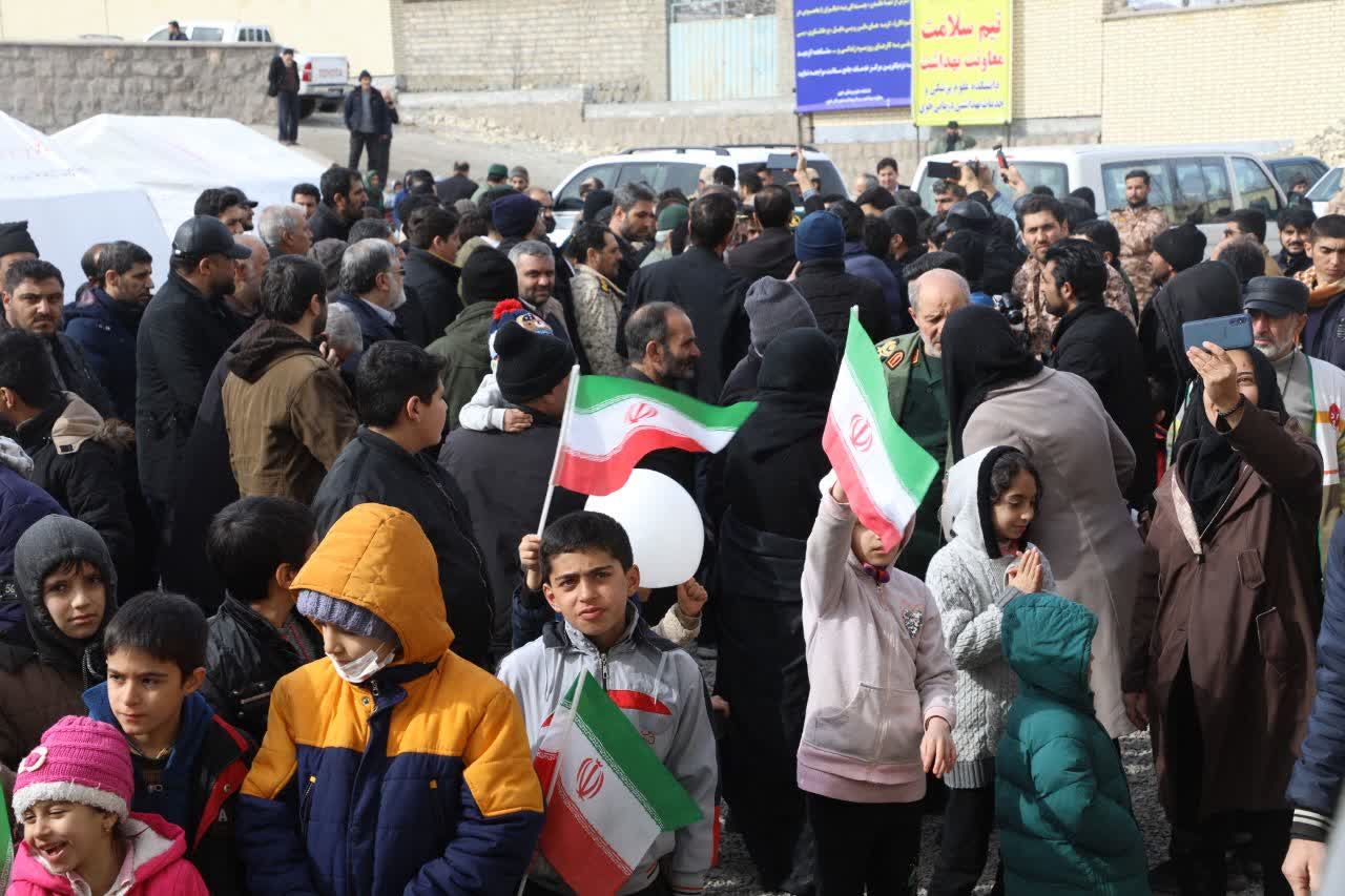 آلبوم تصویری / بازدید فرمانده سپاه پاسداران انقلاب اسلامی از مناطق زلزله زده و کمپ های اسکان اضطراری در خوی