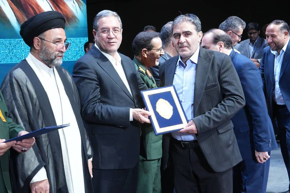 آلبوم تصویری / تجلیل از خدمتگزاران منتخب در جلسه شورای اداری آذربایجانغربی