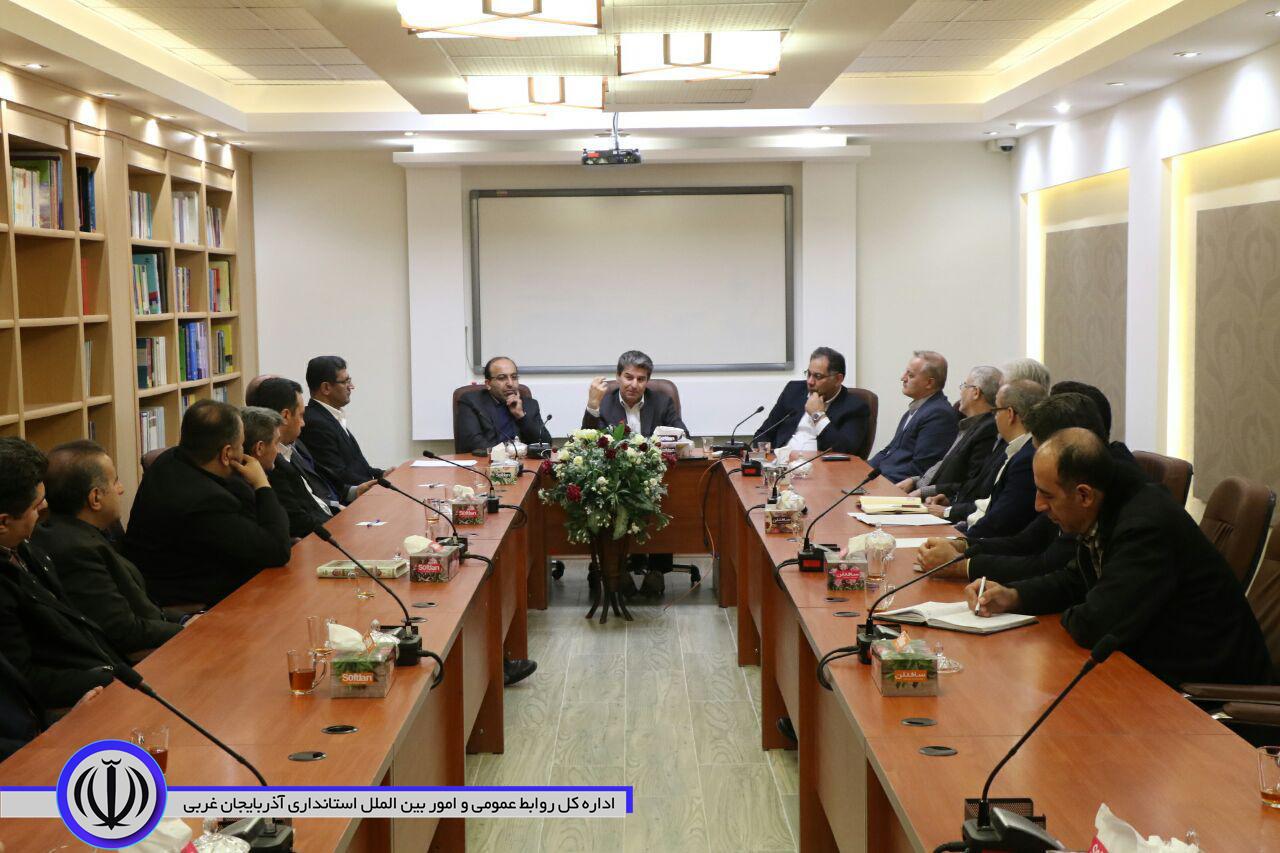 بازدید استاندار آذربایجان غربی از اداره کل امور اقتصادی و دارایی و خزانه معین استان