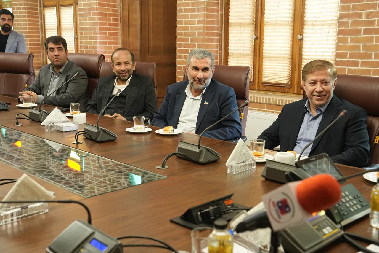 برگزاری نشست مشترک دبیر کارگروه ساماندهی مد و لباس کشور با استاندار آذربایجانغربی
