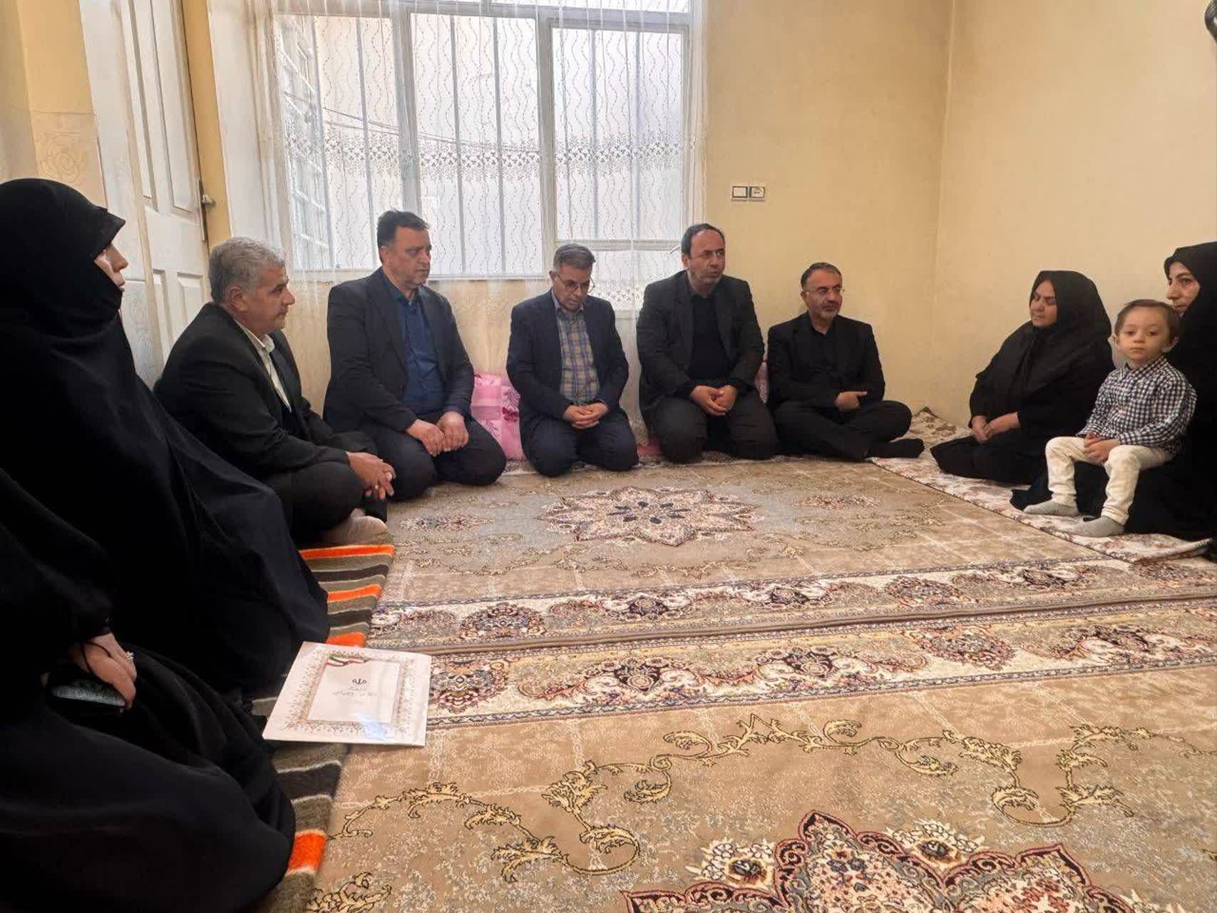 دیدار معاون سیاسی استاندار آذربایجان غربی با خانواده شهید نجفی از شهدای معزز کارگر جنگ رمضان