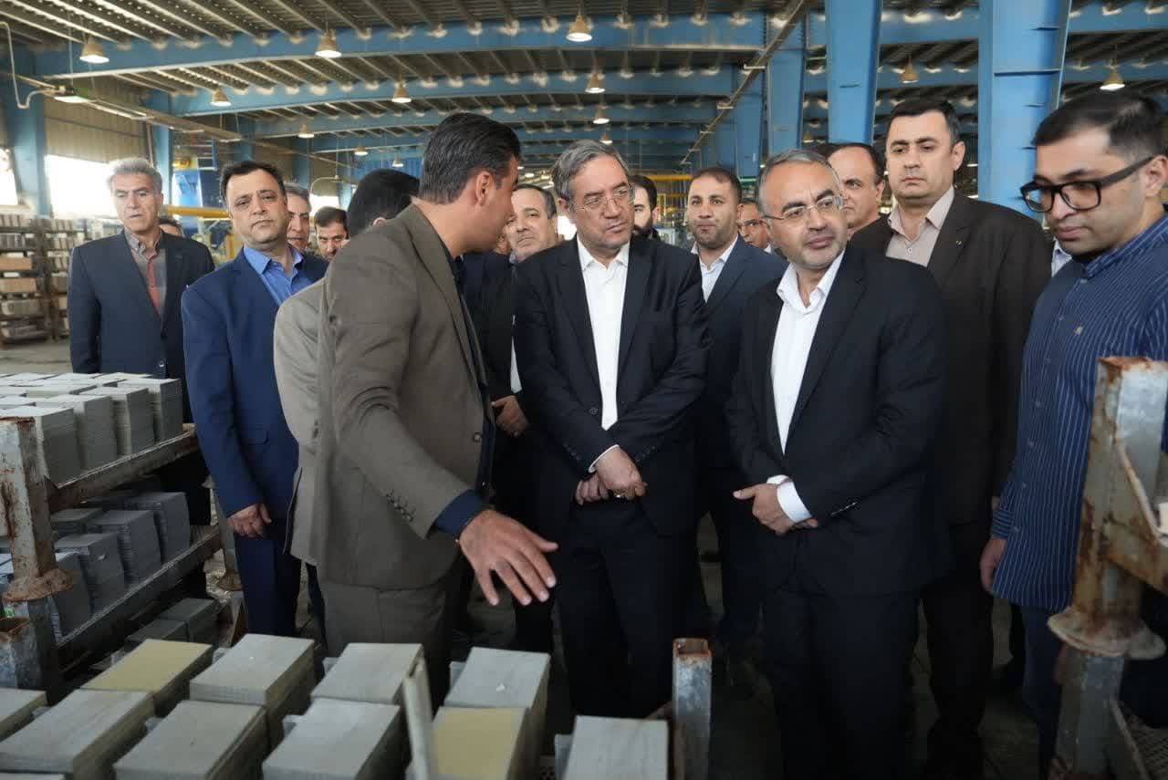 بازدید استاندار آذربایجانغربی از بخشهای مختلف شرکت تولیدی آذرباتری ارومیه + تصاویر