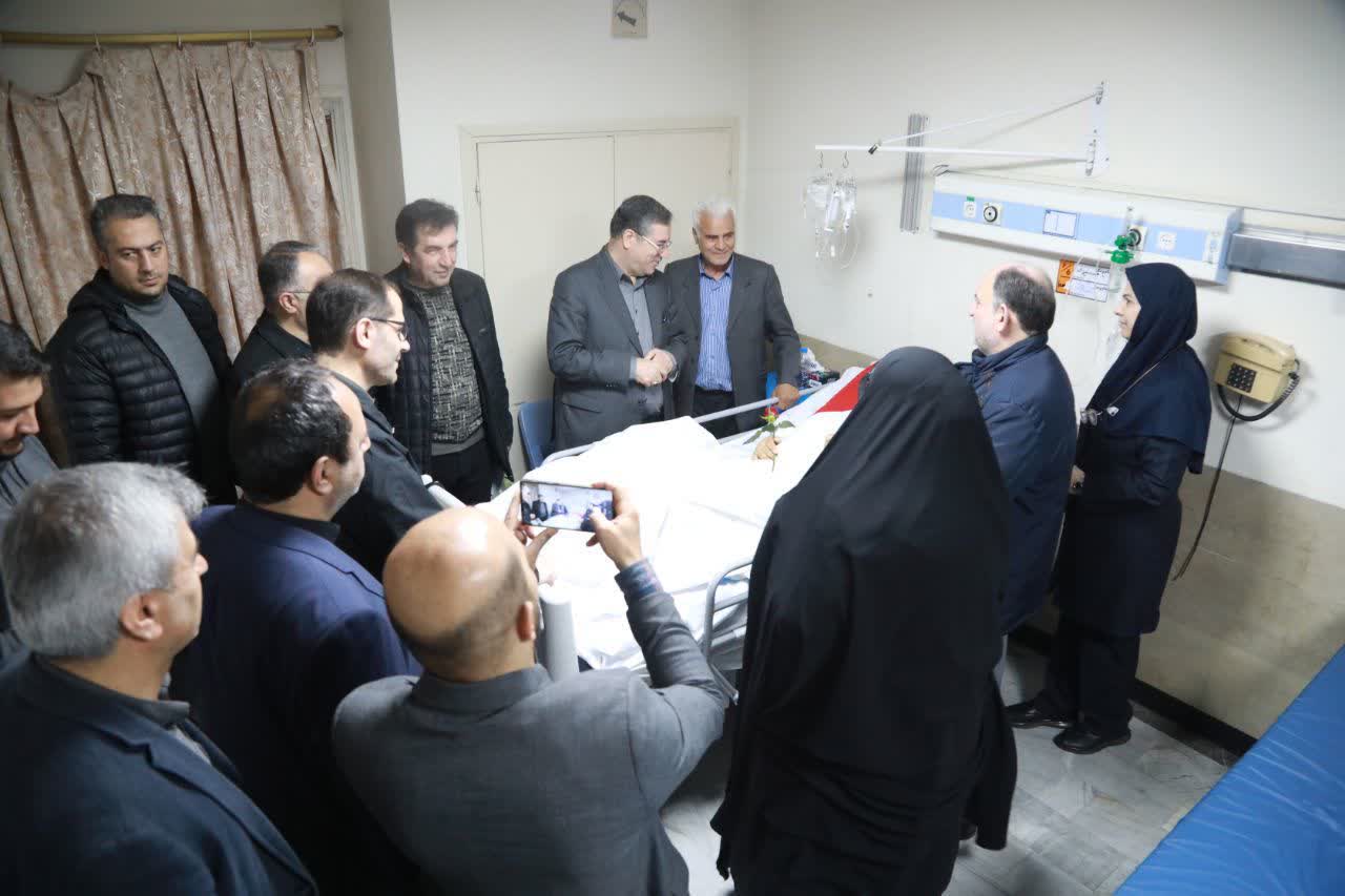 عیادت استاندار آذربایجان‌غربی از مجروحان جنگ تحمیلی در ارومیه