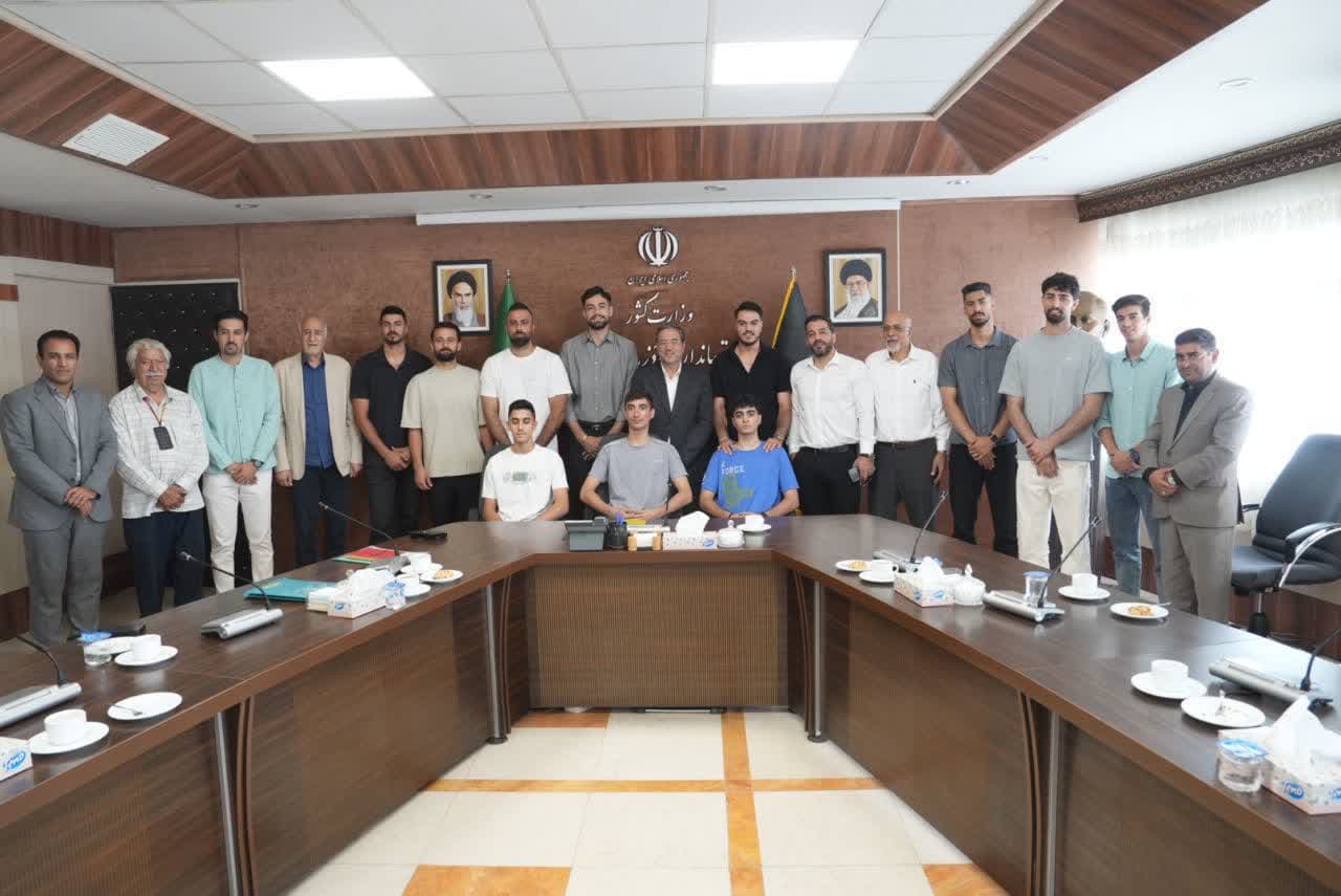 دیدار جمعی از پیشکسوتان و ملیپوشان والیبال با استاندار آذربایجانغربی + تصاویر