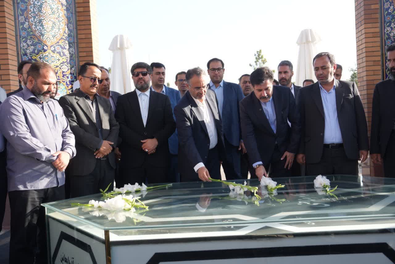 ادای احترام معاون رئیسجمهور به مقام شامخ شهدای ارومیه + تصاویر