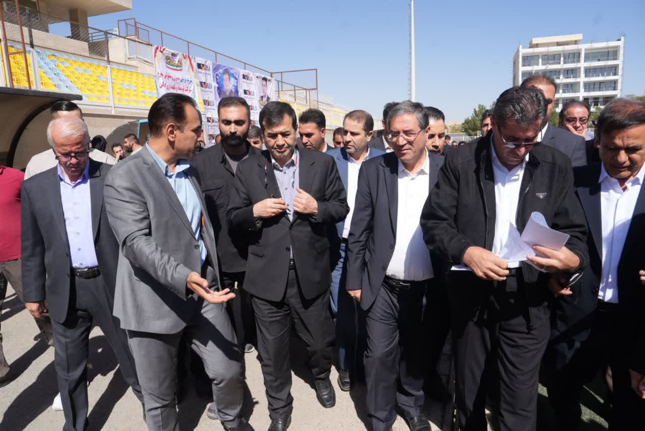بازدید وزیر ورزش و جوانان و استاندار آذربایجانغربی از ورزشگاه آزادی مهاباد + تصاویر