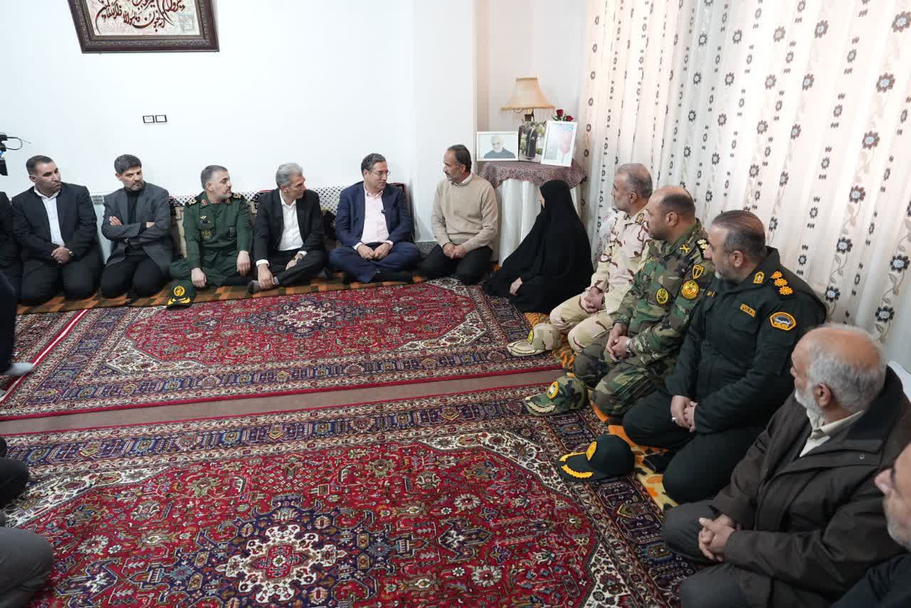 دیدار استاندار آذربایجان‌غربی با خانواده شهیدان ورمزیار در آستانه شب یلدا + تصاویر