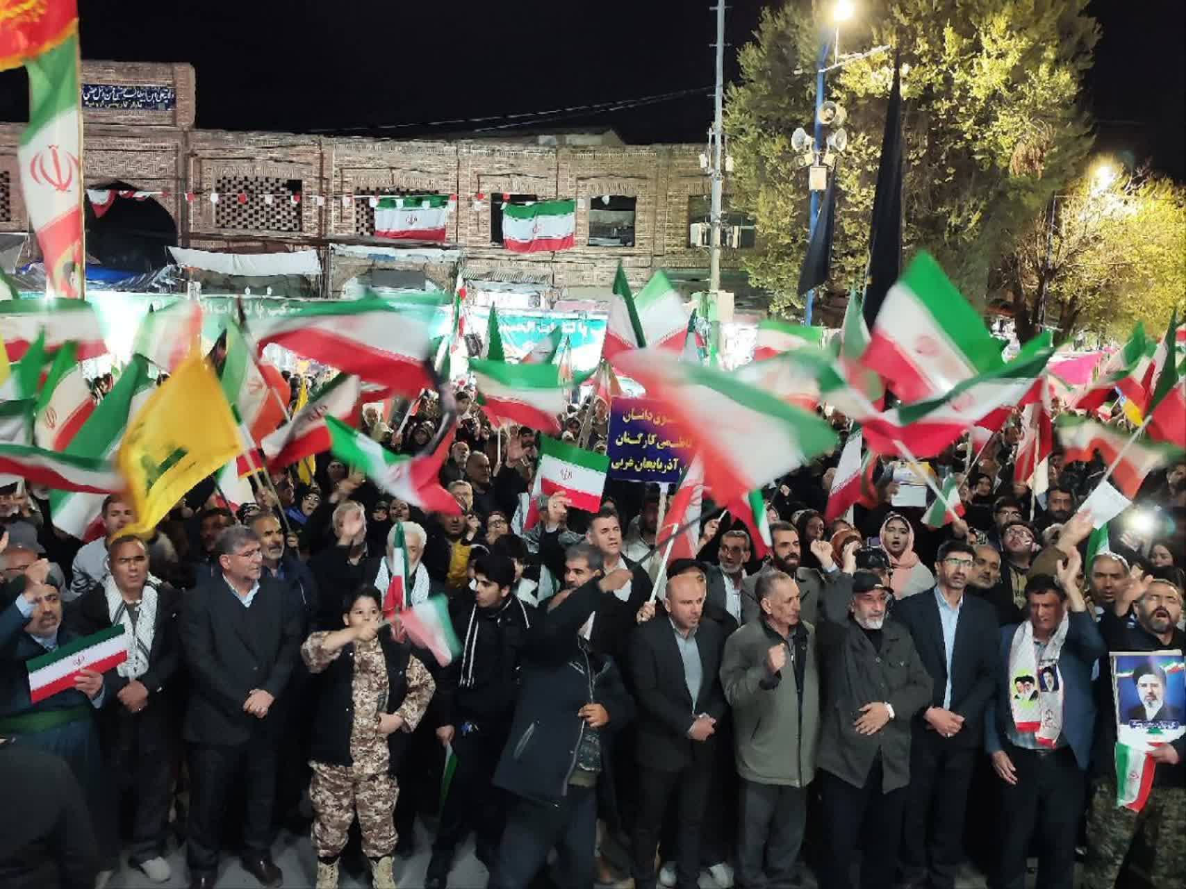 استمرار اجتماع شبانه مردم ارومیه / مردم غیور و فهیم قهرمانان میدان، افتخارآفرینان ملی + تصاویر