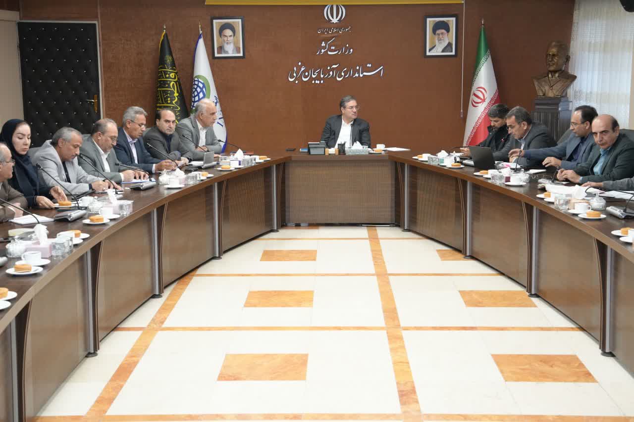 برگزاری جلسه ساماندهی واحدهای صنعتی و خدماتی برداشت نمک از بستر دریاچه ارومیه + تصاویر